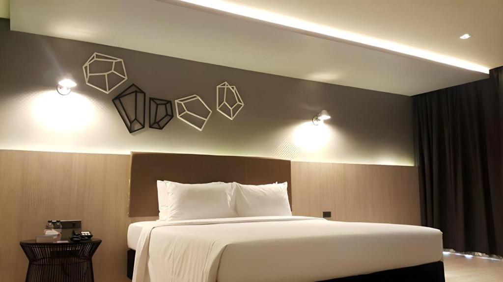 The Heritage Silom Hotel Bangkok Exterior photo