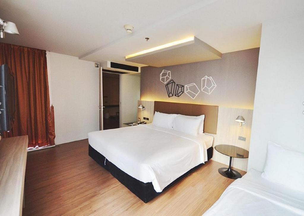 The Heritage Silom Hotel Bangkok Exterior photo