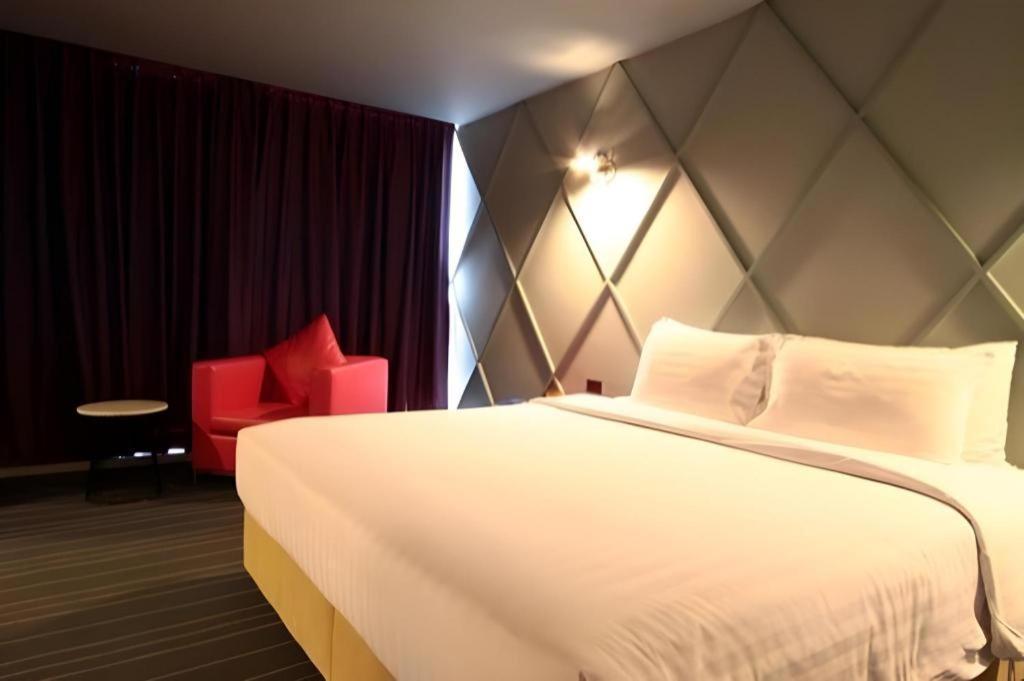 The Heritage Silom Hotel Bangkok Exterior photo