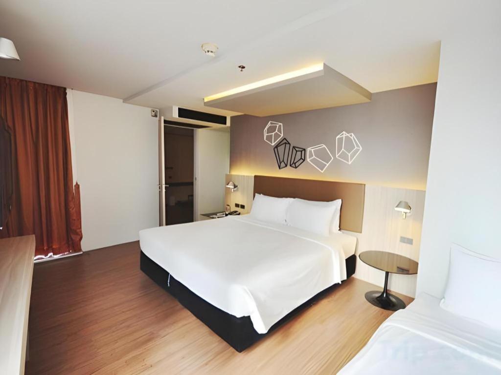 The Heritage Silom Hotel Bangkok Exterior photo
