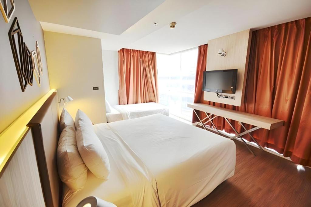 The Heritage Silom Hotel Bangkok Exterior photo
