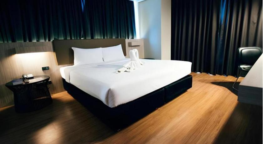 The Heritage Silom Hotel Bangkok Exterior photo