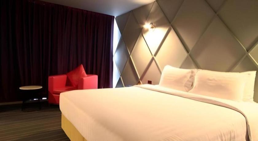The Heritage Silom Hotel Bangkok Exterior photo